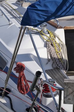 İtalya, Sicilya, Akdeniz, Marina di Ragusa; 19 Ocak 2017, vinç ve liman - editoryal bir Yelkenli tekne üzerinde deniz halatlar