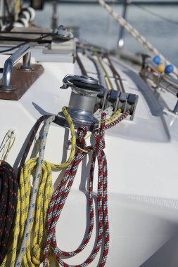 İtalya, Sicilya, Akdeniz, Marina di Ragusa, vinç ve liman bir Yelkenli tekne deniz halatlar