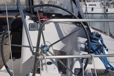 İtalya, Sicilya, Akdeniz, Marina di Ragusa; 19 Ocak 2017, yelkenli tekne liman - Editörden