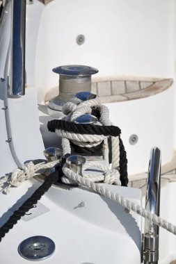 İtalya, Sicilya, Akdeniz, Marina di Ragusa, vinç, sınır elemanları ve deniz halatlar üzerinde bir Yelkenli tekne liman