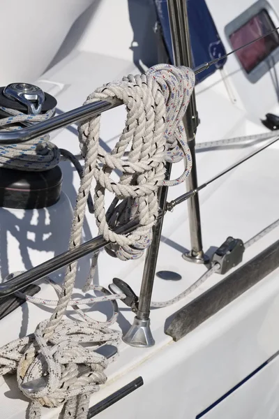 Italien, Sizilien, Mittelmeer, Marina di Ragusa, Winde und nautische Seile auf einem Segelboot im Hafen — Stockfoto