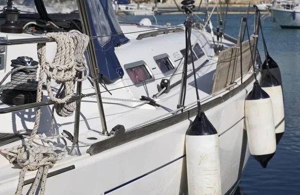 Italien, Sicilien, Medelhavet, Marina di Ragusa; 19 januari 2017, vinsch och nautiska rep på en segelbåt i hamnen - ledare — Stockfoto