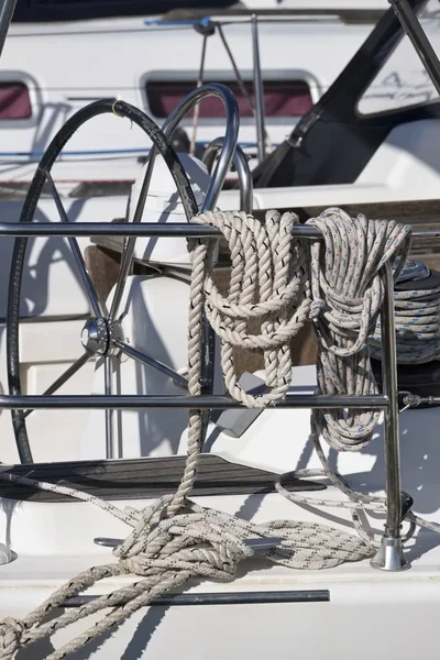 Italie, Sicile, Méditerranée, Marina di Ragusa, treuil et cordes nautiques sur un voilier dans le port — Photo