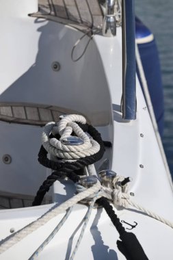 İtalya, Sicilya, Akdeniz, Marina di Ragusa, sınır elemanları ve deniz halatlar üzerinde bir Yelkenli tekne 