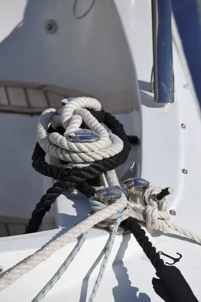 Italie, Sicile, Méditerranée, Marina di Ragusa, bornes et cordes nautiques sur un voilier — Photo
