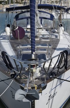 İtalya, Sicilya, Akdeniz, Marina di Ragusa; 19 Ocak 2017, yelkenli tekne liman - Editörden