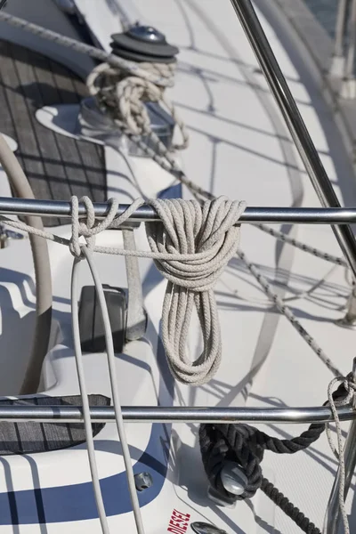 Italy, Sicily, Mediterranean sea, Marina di Ragusa, winch and nautical ropes on a sailing boat — Stock Photo, Image