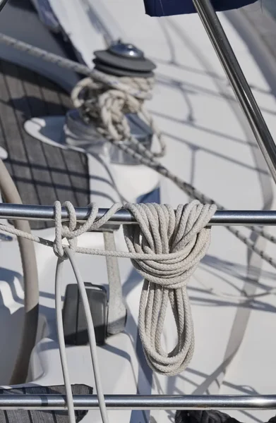 Italy, Sicily, Mediterranean sea, Marina di Ragusa, winch and nautical ropes on a sailing boat — Stock Photo, Image