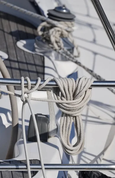 Itália, Sicília, Mar Mediterrâneo, Marina di Ragusa, guincho e cordas náuticas em um barco à vela — Fotografia de Stock