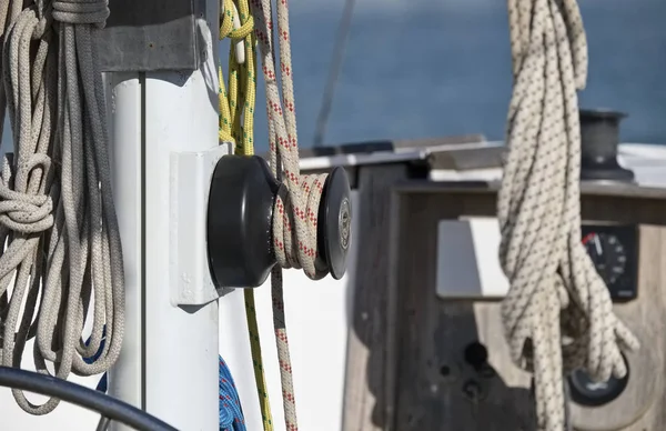 Włochy, Sycylia, Morze Śródziemne, Marina di Ragusa; 19 stycznia 2017, wciągarki i morskie liny na maszcie jachtu - Redakcja — Zdjęcie stockowe