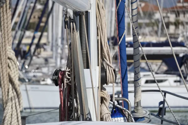 Italia, Sicilia, Mar Mediterraneo, Marina di Ragusa, argano e corde nautiche sull'albero di una barca a vela nel porto — Foto Stock