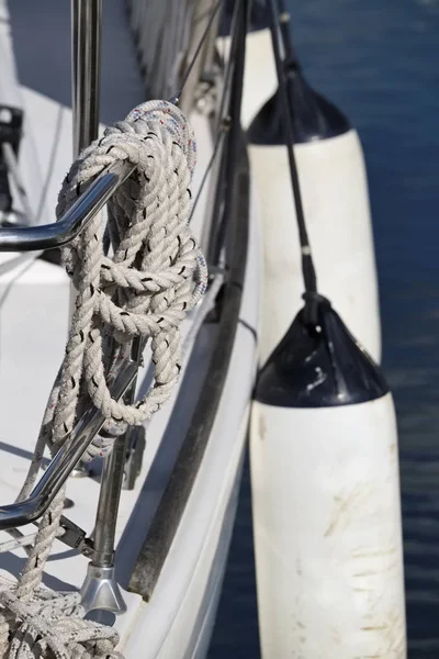 Italia, Sicilia, Mar Mediterraneo, Marina di Ragusa, corde e parafanghi nautici in barca a vela — Foto Stock