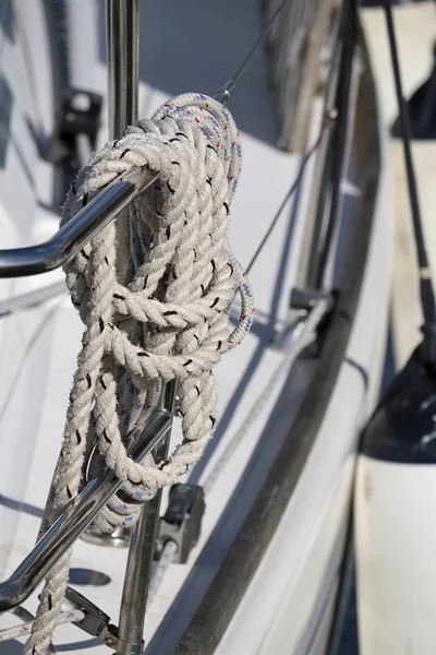 Itália, Sicília, Mar Mediterrâneo, Marina di Ragusa, cordas náuticas e pára-lamas em um barco à vela — Fotografia de Stock