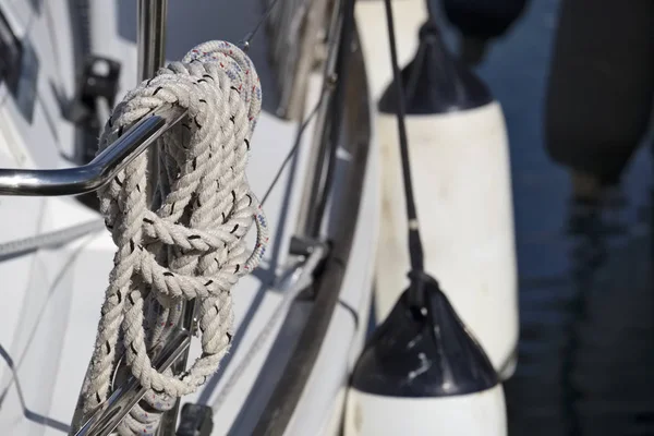 Itália, Sicília, Mar Mediterrâneo, Marina di Ragusa, cordas náuticas e pára-lamas em um barco à vela — Fotografia de Stock