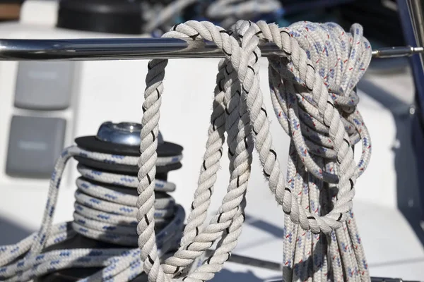 Italy, Sicily, Mediterranean sea, Marina di Ragusa, winch and nautical ropes on a sailing boat — Stock Photo, Image