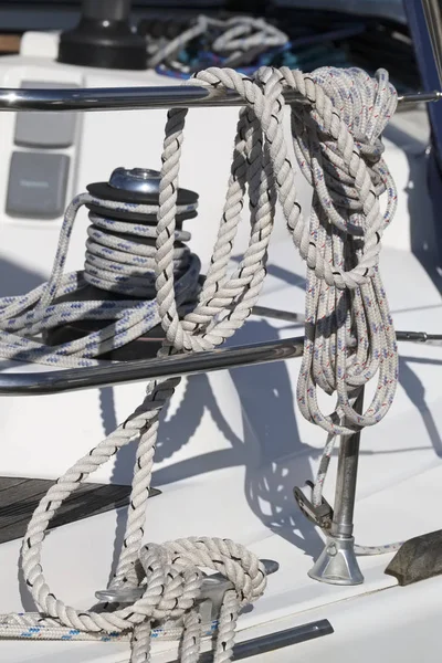 Italien, Sizilien, Mittelmeer, Marina di Ragusa, Winde und nautische Seile auf einem Segelboot — Stockfoto