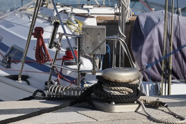 Italia, Sicilia, Mar Mediterráneo, Marina di Ragusa; 19 Enero 2017, pilona, cuerdas náuticas y un velero en el puerto- EDITORIAL — Foto de Stock