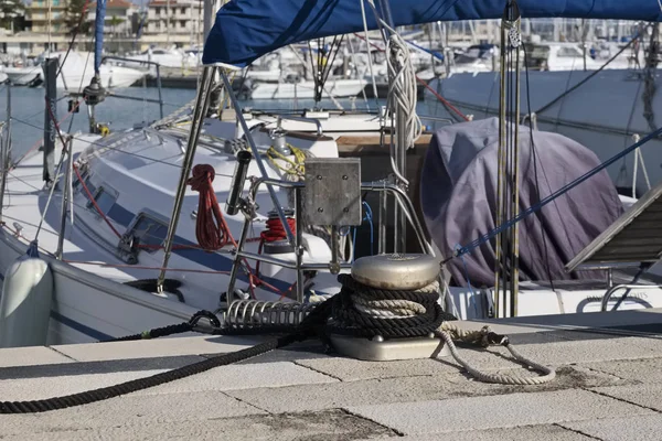 이탈리아, 시칠리아, 지중해, 마리나 디 라 구사; 19 1 월 2017, 기둥, 항해 로프와는 항해 보트 포트-사설 — 스톡 사진