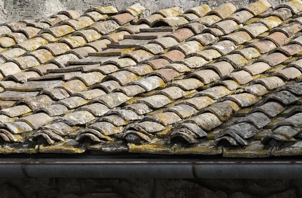 Italia, Manziana (Roma), tegole sul tetto di una vecchia casa in pietra — Foto Stock