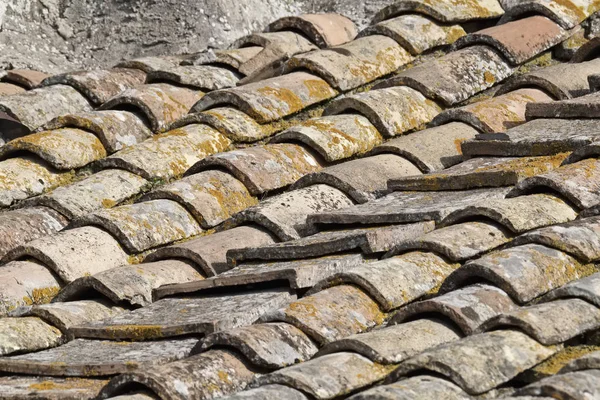 Italy, Manziana (Rome), shingles on the roof of an old stone house — Stock Photo, Image