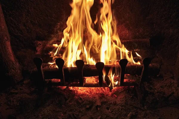Firewood burning in a fireplace — Stock Photo, Image