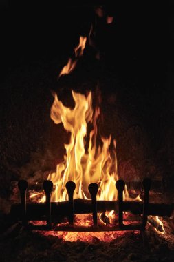 Şöminede yanan odun.