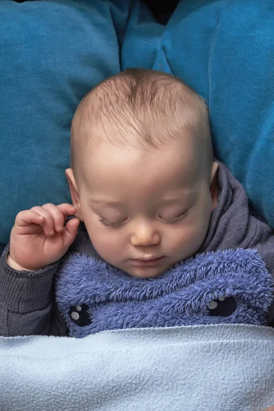 Retrato de niño varón niño durmiendo —  Fotos de Stock