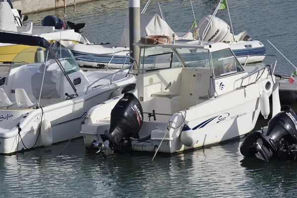 Italia, Sicilia, Mar Mediterráneo, Marina di Ragusa; 1 Febrero 2017, barcos en el puerto - EDITORIAL — Foto de Stock