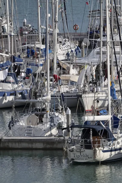 Италия, Сицилия, Средиземное море, Marina di Ragusa; 1 февраля 2017, роскошные яхты в порту - РЕДАКЦИЯ — стоковое фото