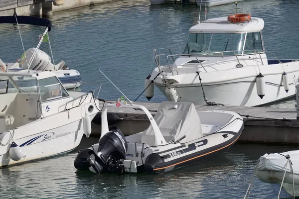Italien, Sizilien, Mittelmeer, Marina di ragusa; 1. Februar 2017, Boote im Hafen - Leitartikel — Stockfoto