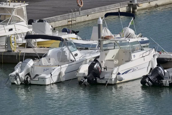 Itália, Sicília, Mar Mediterrâneo, Marina di Ragusa; 1 de fevereiro de 2017, barcos no porto - EDITORIAL — Fotografia de Stock