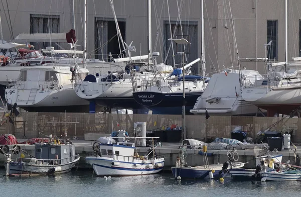 Włochy, Sycylia, Morze Śródziemne, Marina di Ragusa; 2 lutego 2017, drewniane łodzie rybackie i luksusowe jachty w porcie - Redakcja — Zdjęcie stockowe