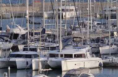 İtalya, Sicilya, Akdeniz, Marina di Ragusa; 2 Şubat 2017, tekneler ve Lüks Yatlar liman günbatımında - Editörden