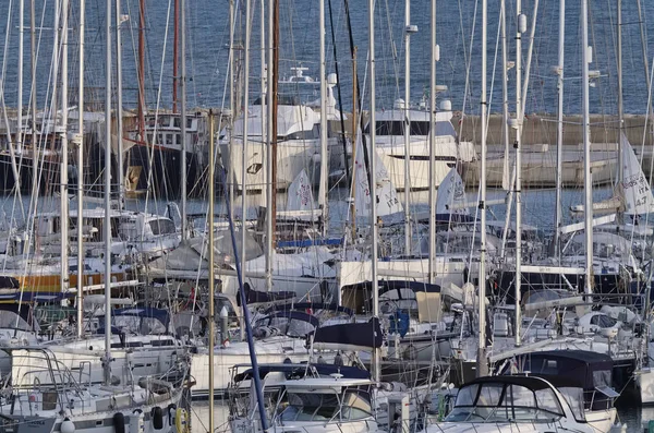 Italia, Sicilia, Mar Mediterráneo, Marina di Ragusa; 2 Febrero 2017, barcos y yates de lujo en el puerto al atardecer - EDITORIAL — Foto de Stock