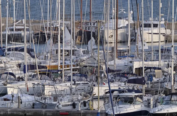 Italia, Sicilia, Mar Mediterráneo, Marina di Ragusa; 2 Febrero 2017, barcos y yates de lujo en el puerto al atardecer - EDITORIAL — Foto de Stock