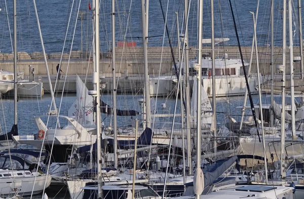 İtalya, Sicilya, Akdeniz, Marina di Ragusa; 2 Şubat 2017, tekneler ve Lüks Yatlar liman günbatımında - Editörden — Stok fotoğraf