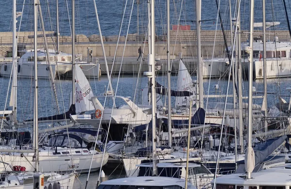 Włochy, Sycylia, Morze Śródziemne, Marina di Ragusa; 2 lutego 2017, łodzie i luksusowe jachty w porcie o zachodzie słońca - Redakcja — Zdjęcie stockowe