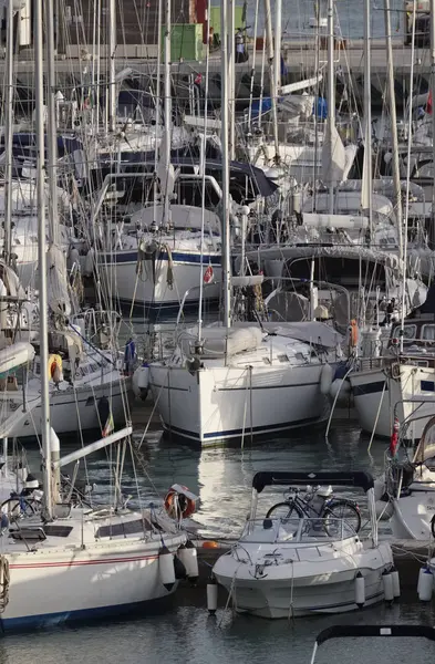 Włochy, Sycylia, Morze Śródziemne, Marina di Ragusa; 4 lutego 2017, łodzie i luksusowe jachty w porcie - Redakcja — Zdjęcie stockowe