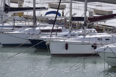 İtalya, Sicilya, Akdeniz, Marina di Ragusa; 6 Şubat 2017, Lüks Yatlar port - Editörden