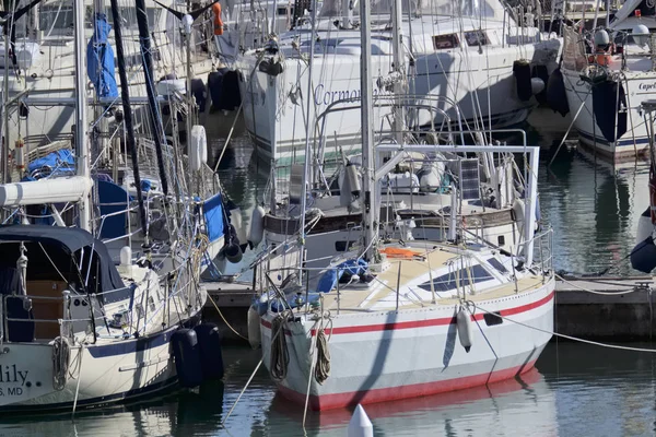 İtalya, Sicilya, Akdeniz, Marina di Ragusa; 12 Şubat 2017, Lüks Yatlar port - Editörden — Stok fotoğraf