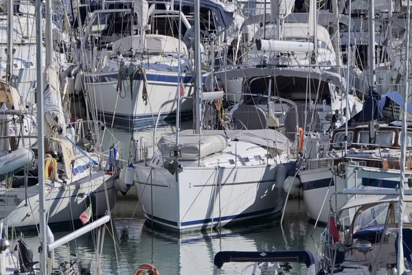 Włochy, Sycylia, Morze Śródziemne, Marina di Ragusa; 12 lutego 2017, luksusowe jachty w porcie - Redakcja — Zdjęcie stockowe