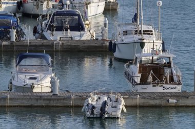 İtalya, Sicilya, Akdeniz, Marina di Ragusa; 12 Şubat 2017, tekneler ve Lüks Yatlar port - Editörden