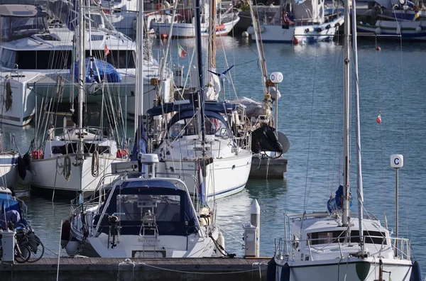 Itália, Sicília, Mar Mediterrâneo, Marina di Ragusa; 12 Fevereiro 2017, barcos e iates de luxo no porto - EDITORIAL — Fotografia de Stock