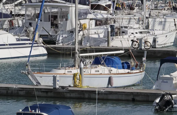 Italia, Sicilia, Mar Mediterraneo, Marina di Ragusa; 13 febbraio 2017, barche e yacht di lusso in porto - EDITORIALE — Foto Stock