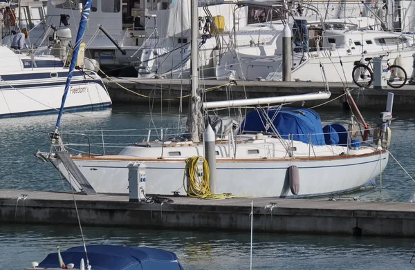 Olaszország, Szicília, Földközi-tenger, Marina di Ragusa; 13 február 2017-ig, csónakok and luxus jachtok, a port - szerkesztőség — Stock Fotó
