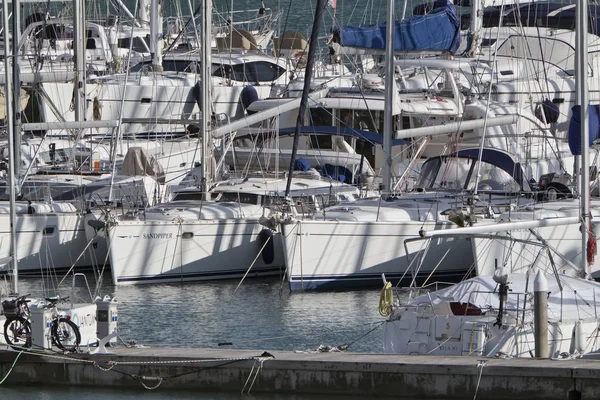 Itália, Sicília, Mar Mediterrâneo, Marina di Ragusa; 13 Fevereiro 2017, iates de luxo no porto - EDITORIAL — Fotografia de Stock