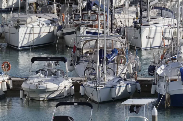 Itália, Sicília, Mar Mediterrâneo, Marina di Ragusa; 13 Fevereiro 2017, barcos e iates de luxo no porto - EDITORIAL — Fotografia de Stock