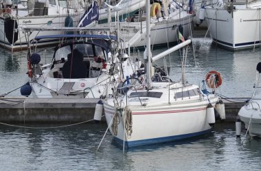 İtalya, Sicilya, Akdeniz, Marina di Ragusa; 14 Şubat 2017, Lüks Yatlar port - Editörden