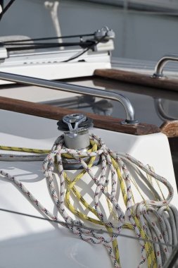 İtalya, Sicilya, Akdeniz, yelkenli tekne bağlantı noktası, Vinç ve deniz halatlar
