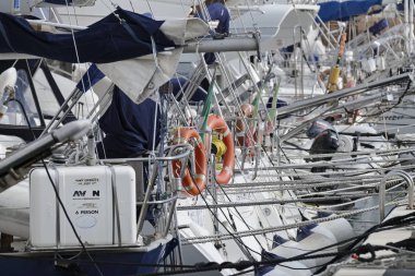 İtalya, Sicilya, Akdeniz, Marina di Ragusa; 15 Şubat 2017, Lüks Yatlar port - Editörden